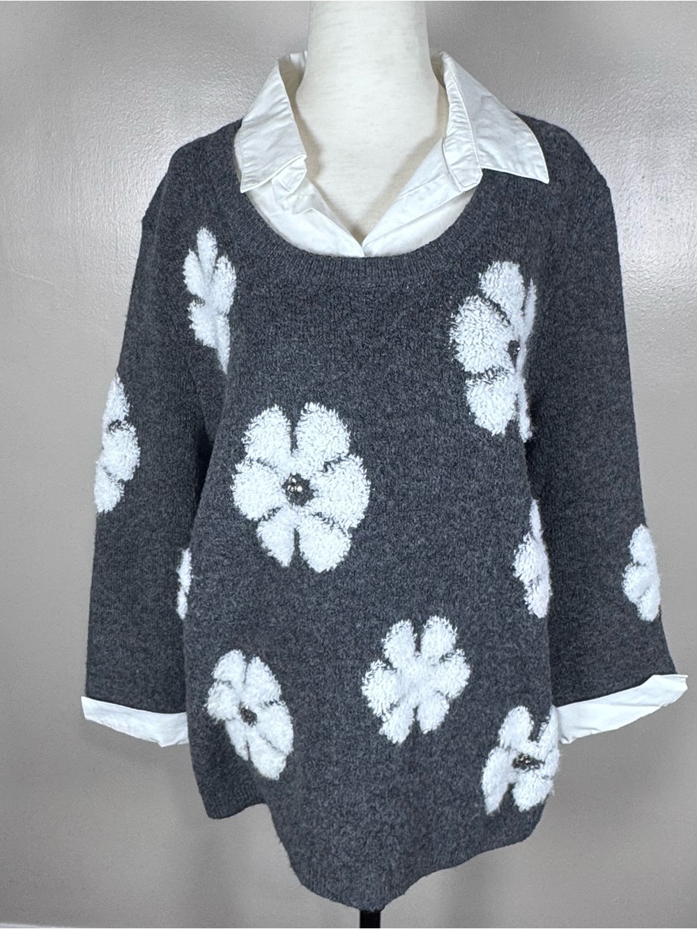 Alfred Dunner Sz L Embroidered Daisy White Attached Collar Layered Shirt Sweater